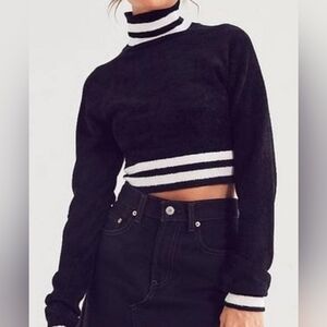 URBAN OUTFITTERS Venus Black Mock Neck Long Sleeve Cropped Sweatshirt - SMALL
